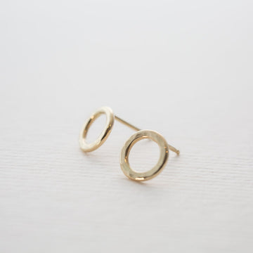 Solid 14K Gold 'Water Circle' stud earrings in a hammered finish